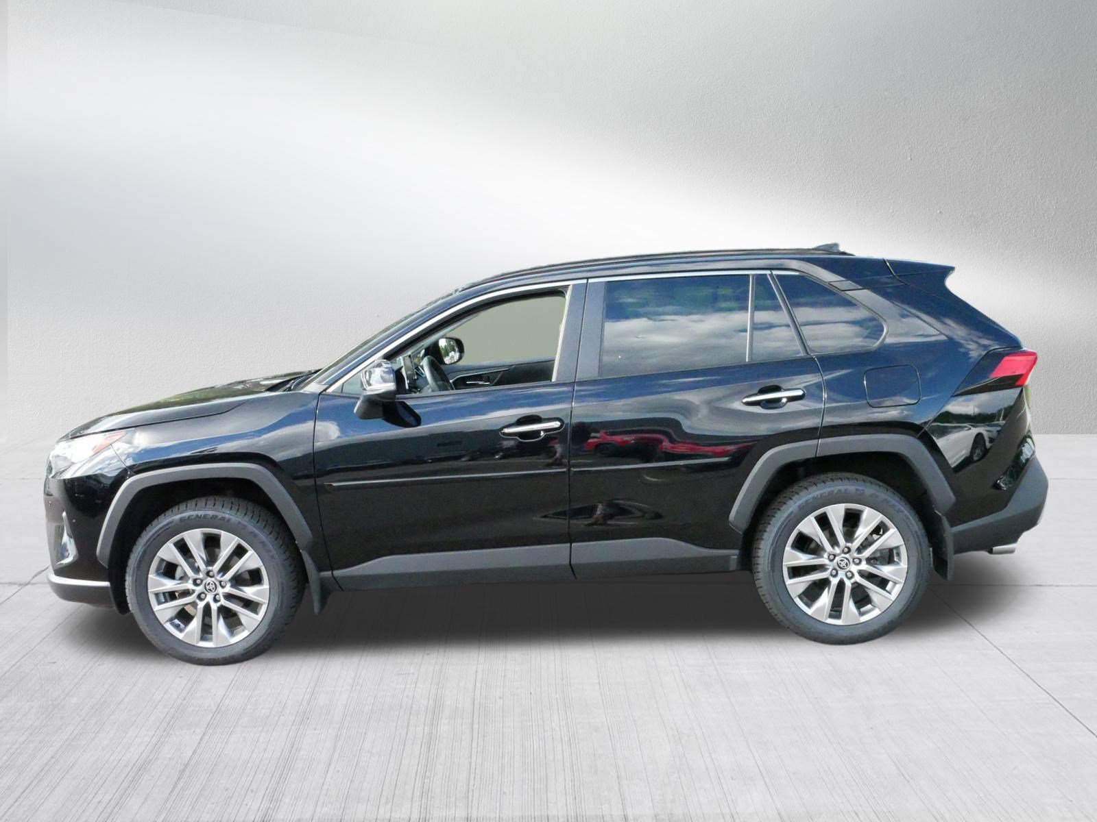 2022 Toyota RAV4 Limited photo 4
