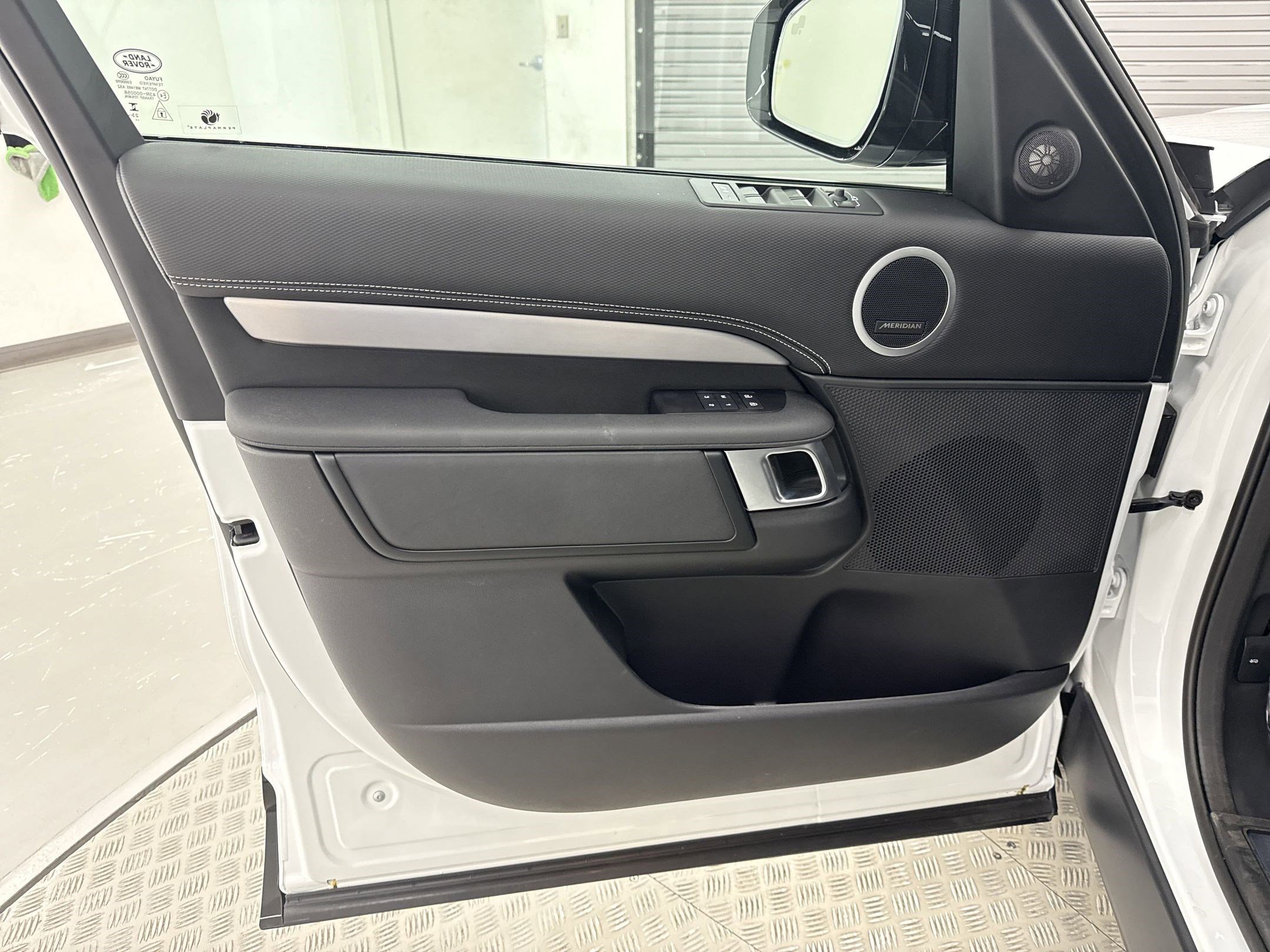 2024 Land Rover Discovery SE photo 16