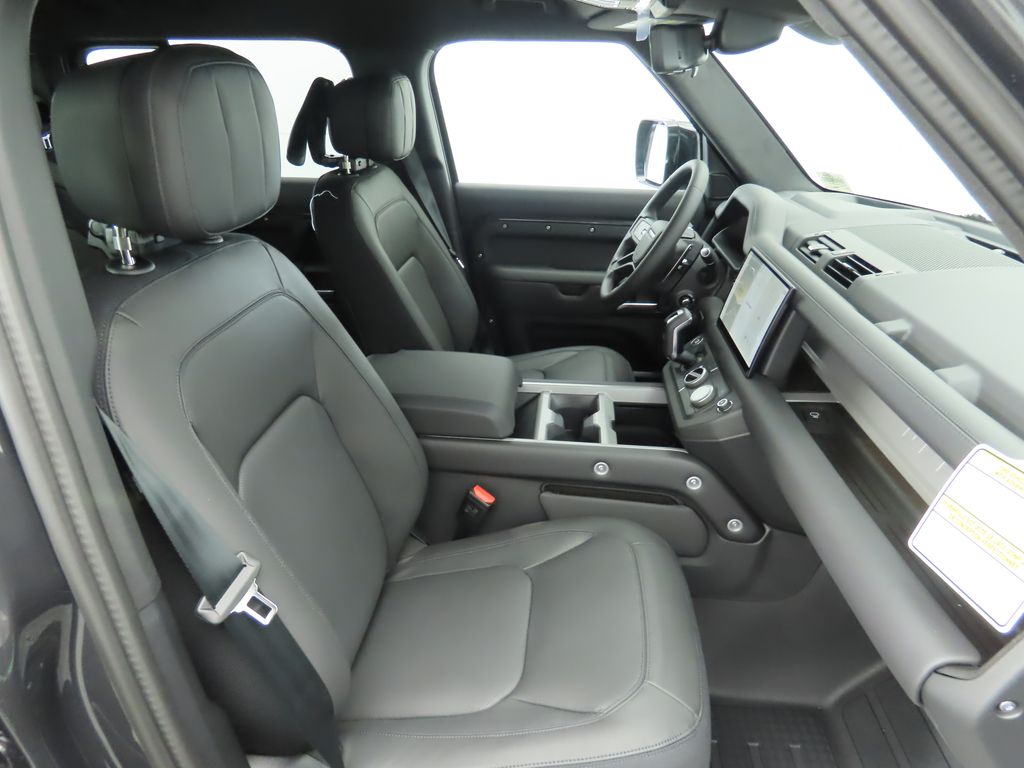 2025 Land Rover Defender 130 V8 photo 19