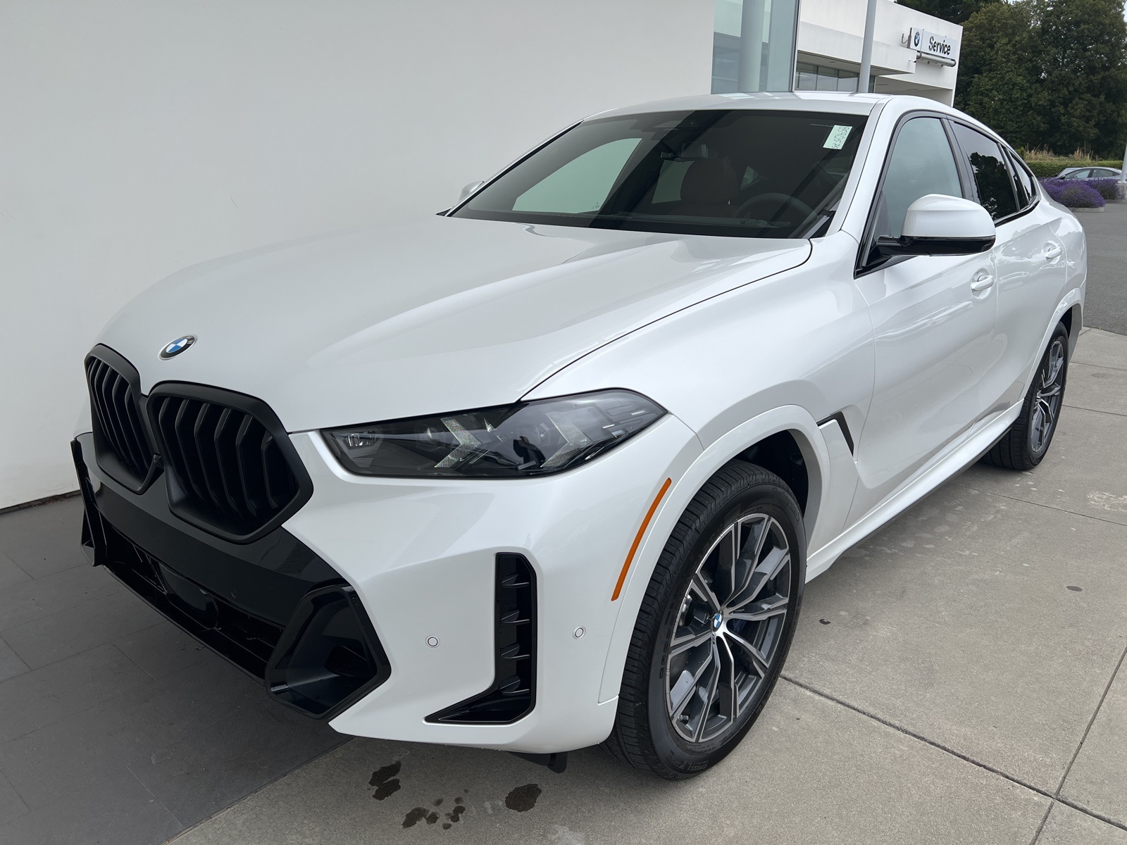 New 2026 Mineral White Metallic BMW xDrive40i image 2