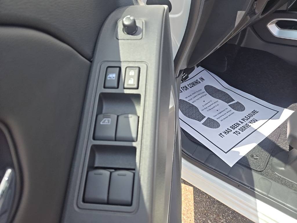 2025 Nissan Frontier Crew Cab SV photo 11