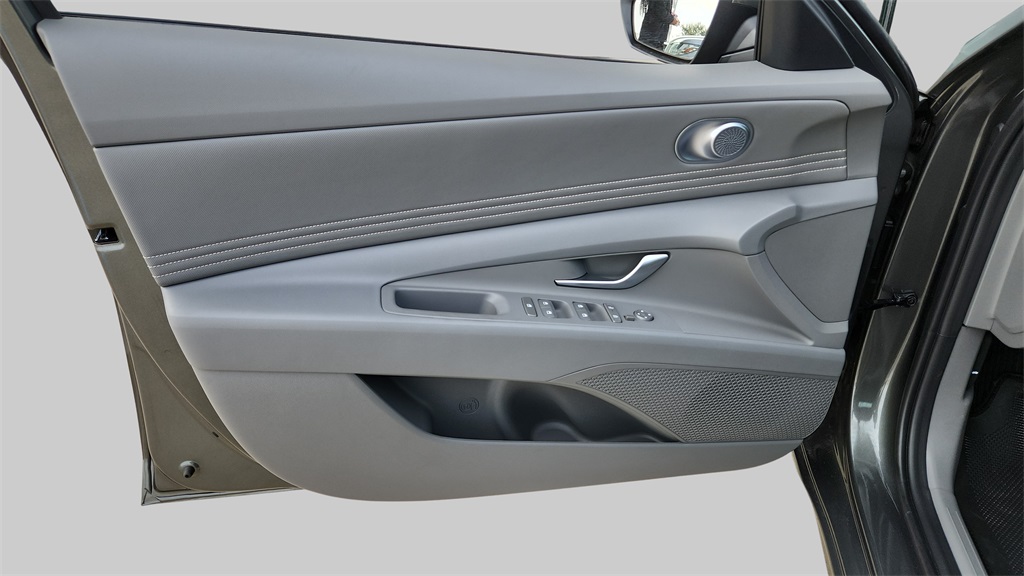 2025 Hyundai Elantra SEL Convenience photo 23