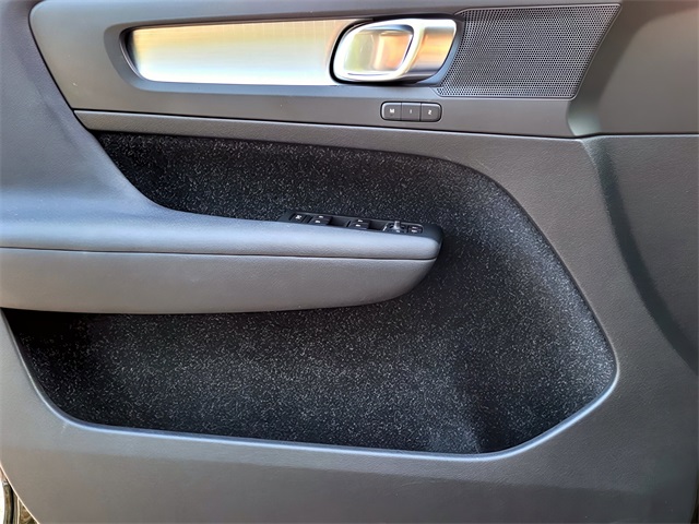2021 Volvo XC40 Momentum photo 16