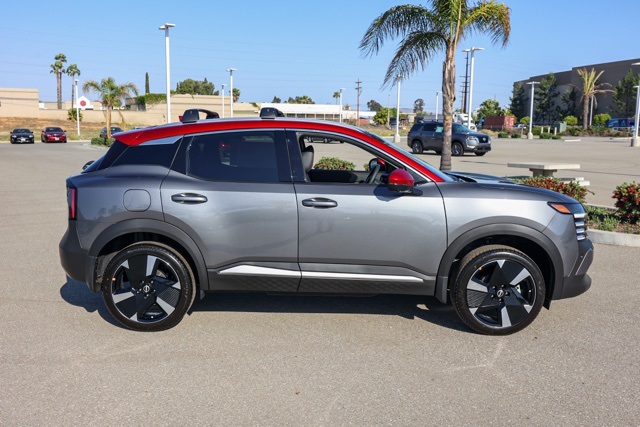 2025 Nissan Kicks SR photo 3