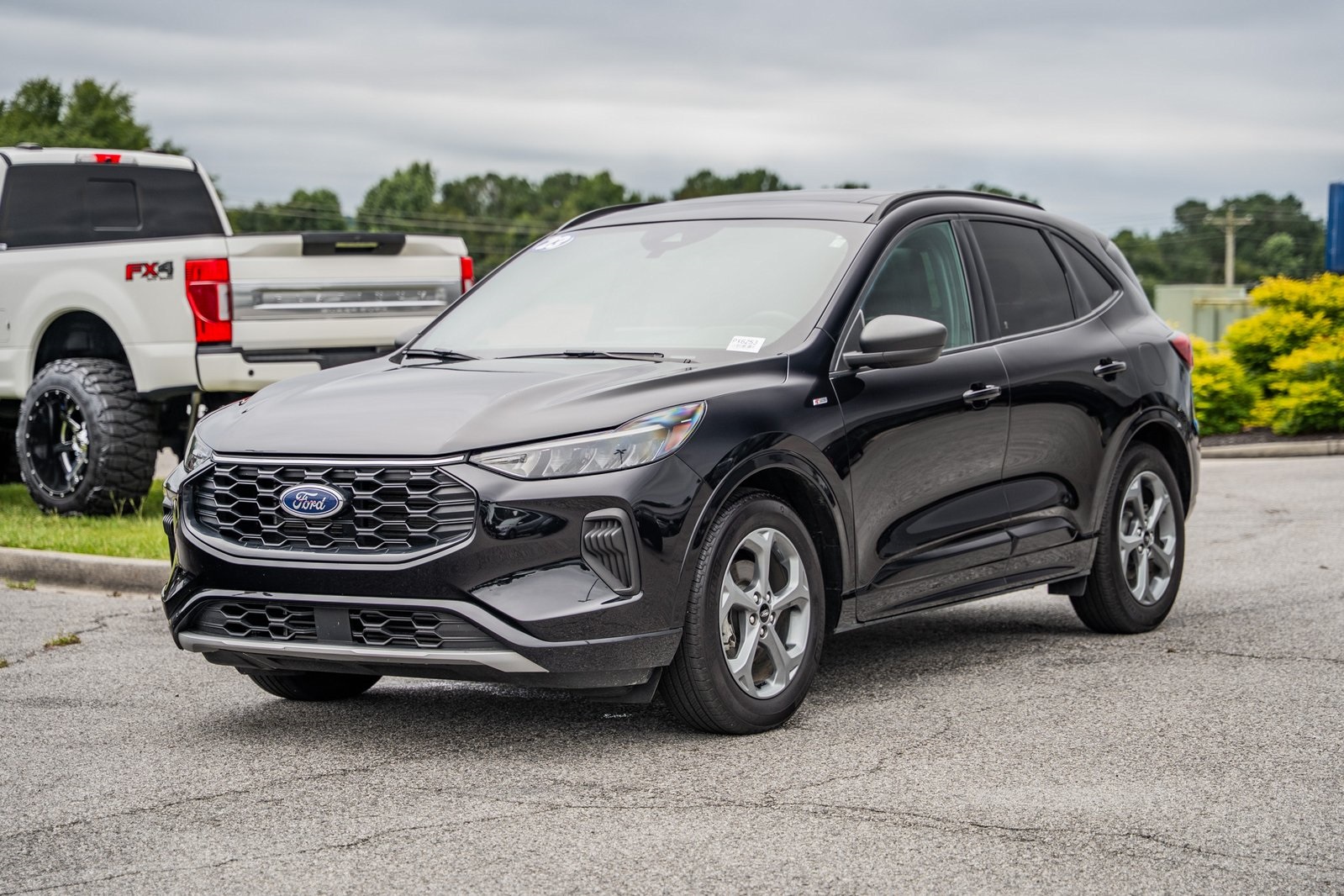 2023 Ford Escape ST-Line photo 2