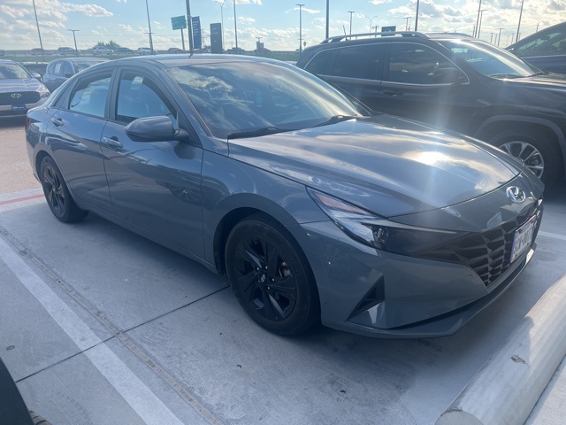 2022 Hyundai Elantra SEL photo 3