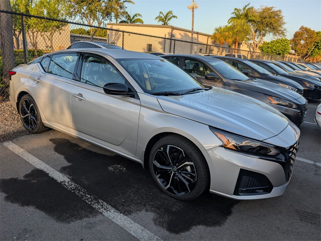 2025 Nissan Altima SR photo 2
