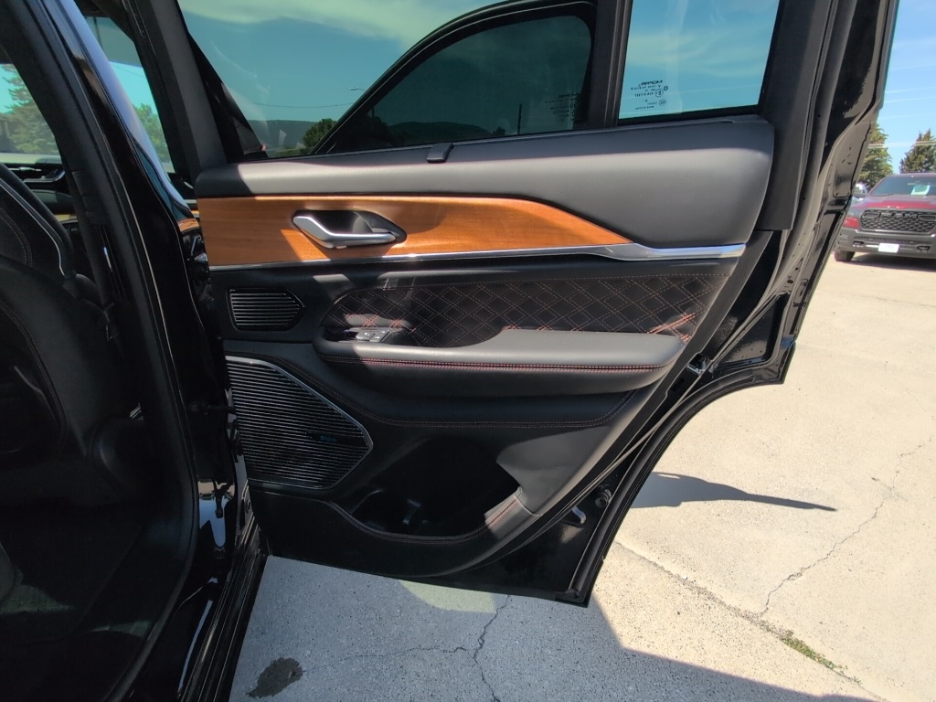 2022 Jeep Grand Cherokee Summit Reserve photo 28
