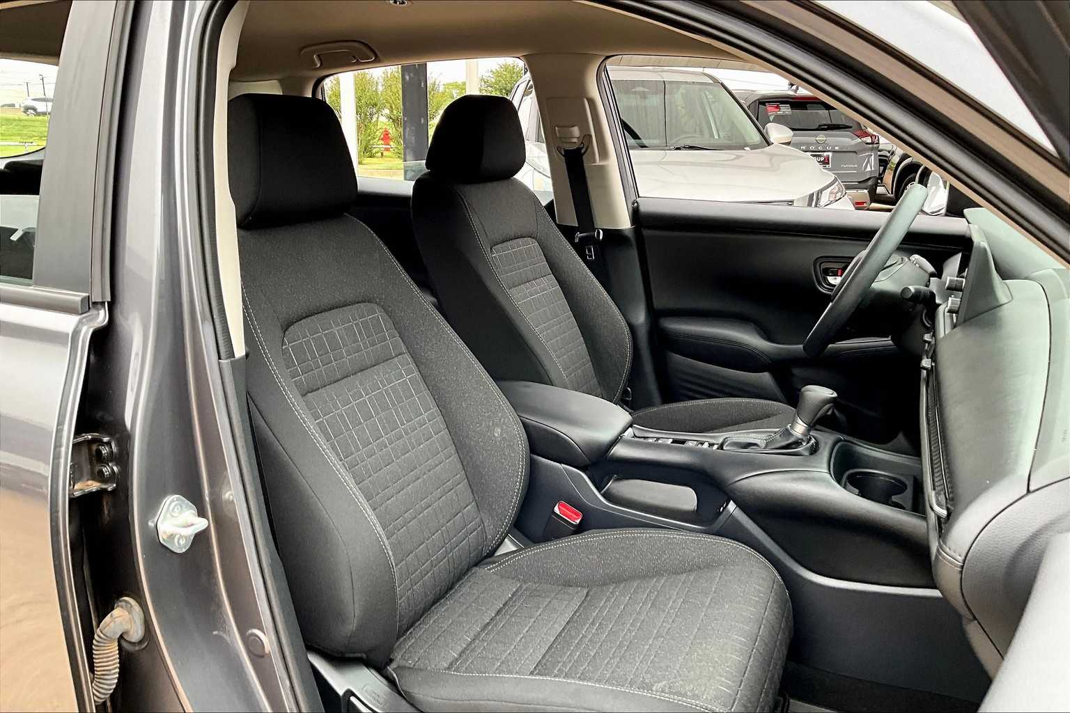 2025 Honda HR-V LX photo 8