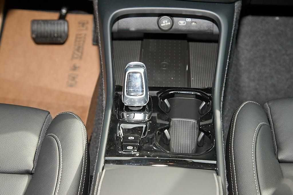 2026 VOLVO XC40 - Image 27