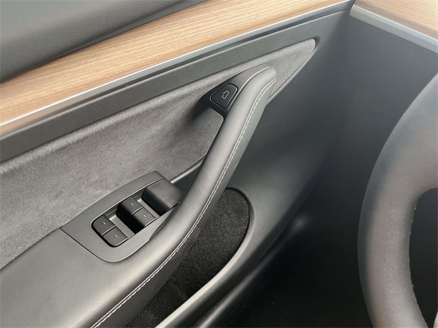 2025 Tesla Model Y Long Range photo 24