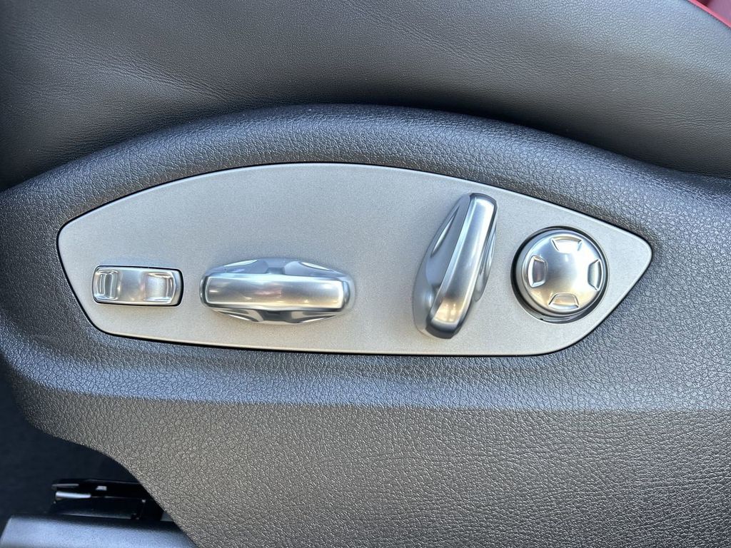 2025 Porsche Macan Base photo 16