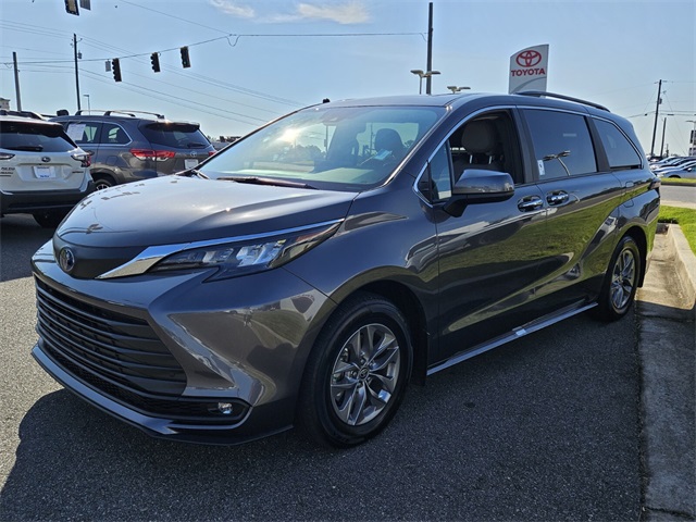 2025 Toyota Sienna XLE photo 3