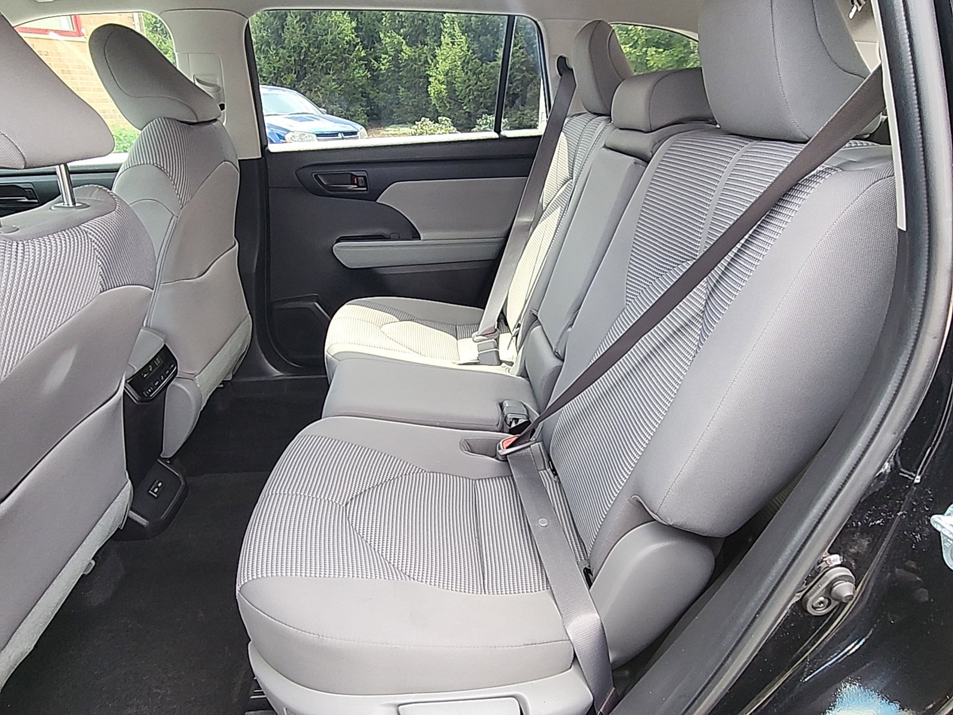 2023 Toyota Highlander L photo 24