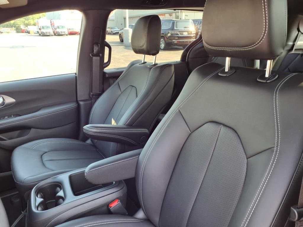 2026 Chrysler Pacifica photo 10