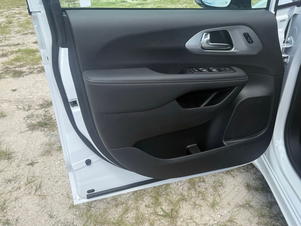 2026 Chrysler Pacifica Limited photo 23