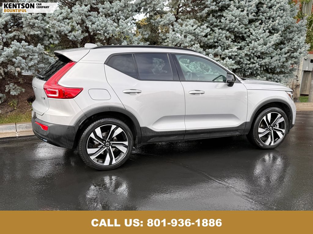 2025 Volvo XC40 Plus photo 9