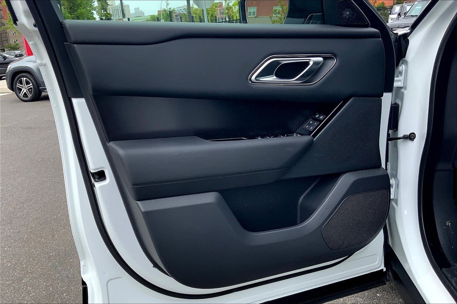 2026 Land Rover Range Rover Velar SE photo 7