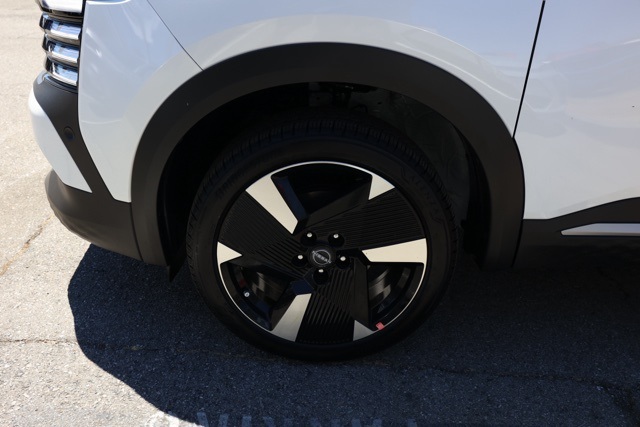 2025 Nissan Kicks SR photo 3