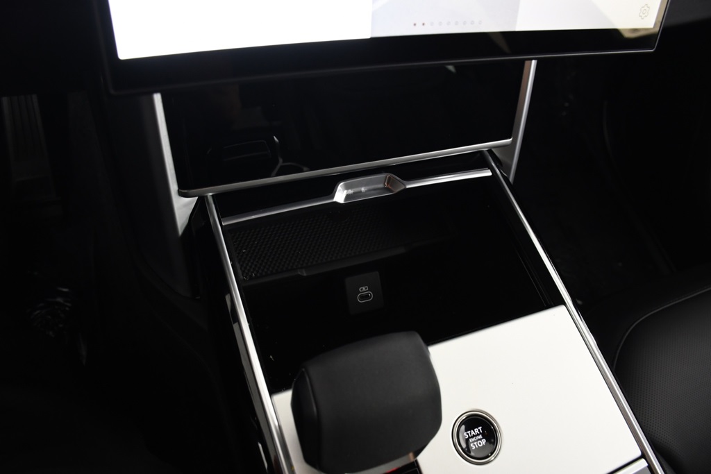 2025 Land Rover Range Rover SE photo 28