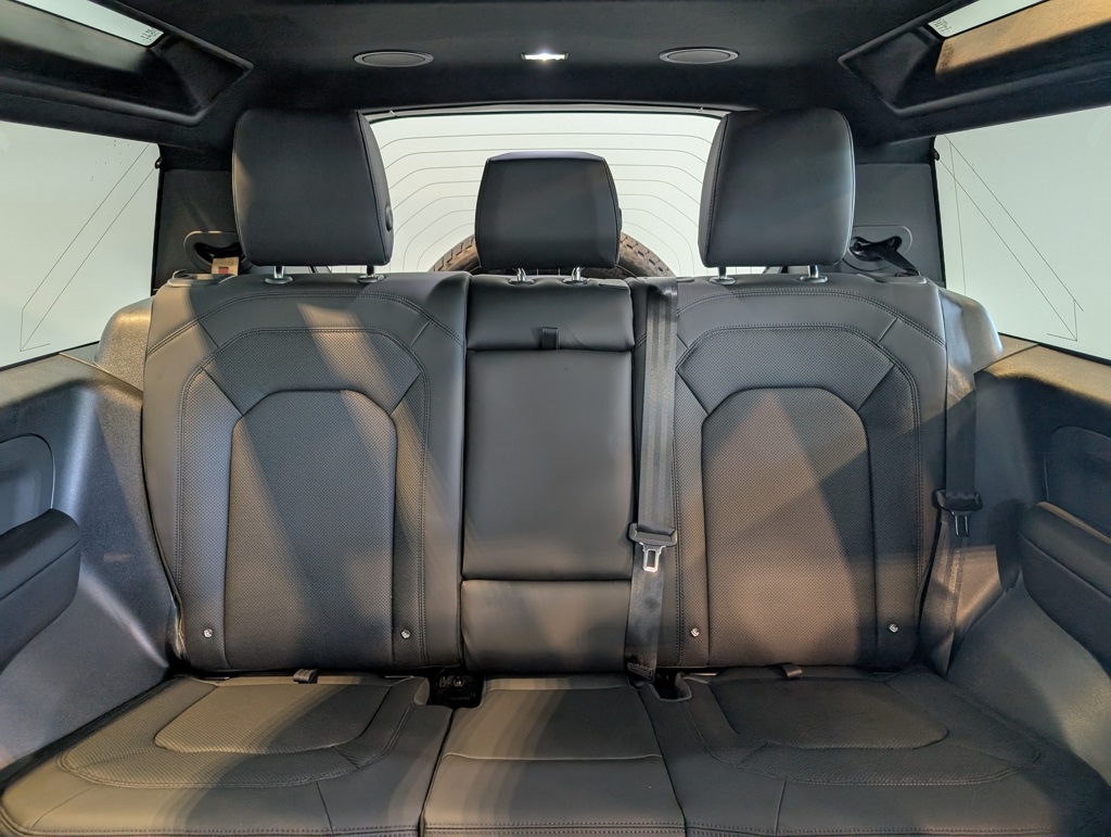 2025 Land Rover Defender 90 X-Dynamic SE photo 24