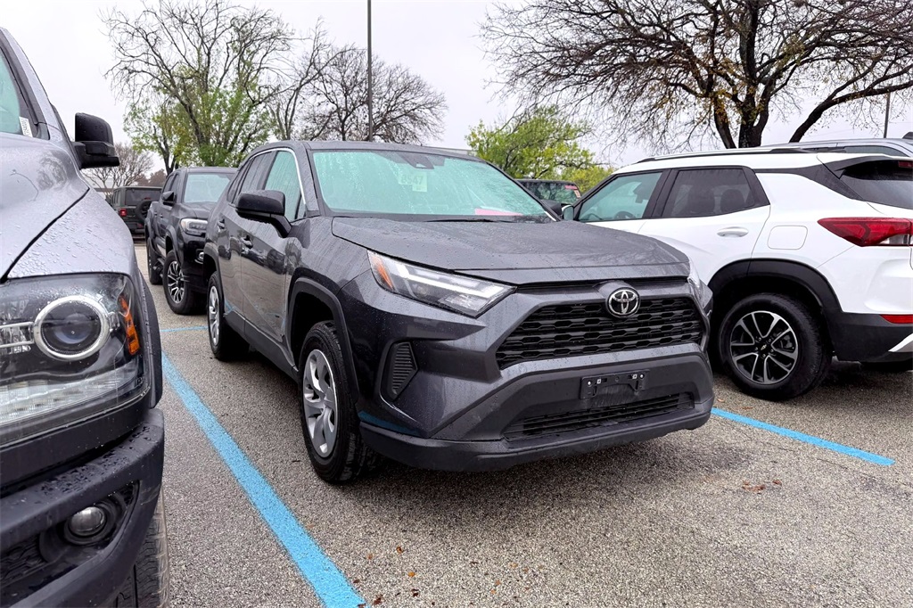 2025 Toyota RAV4 LE's photo