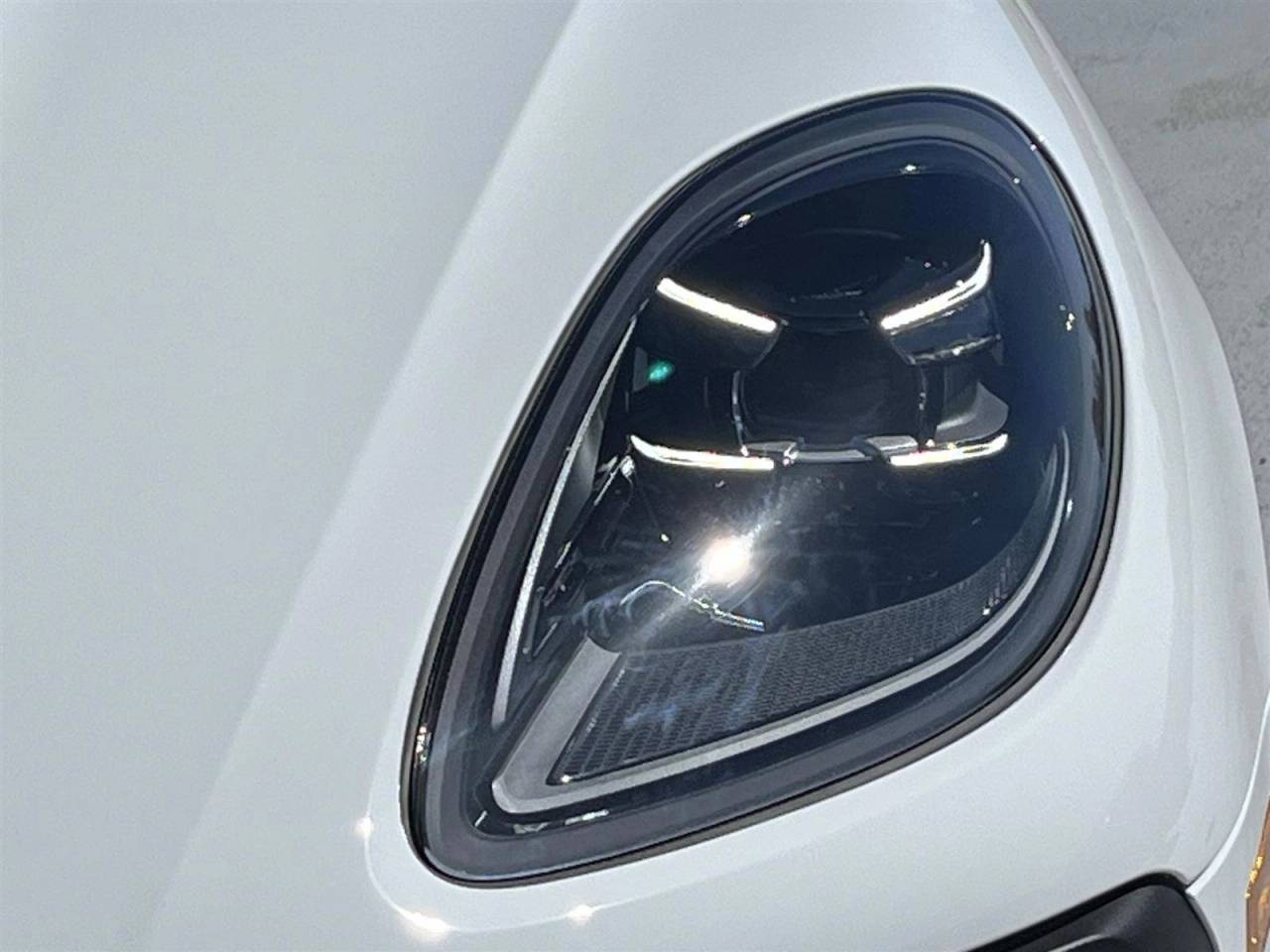 2025 Porsche Macan T photo 24
