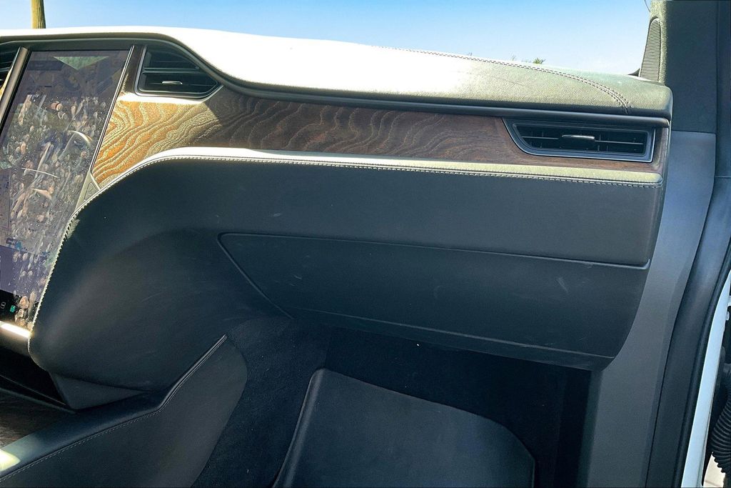 2020 Tesla Model X Long Range photo 16