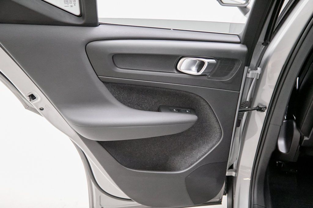 2023 VOLVO XC40 - Image 19