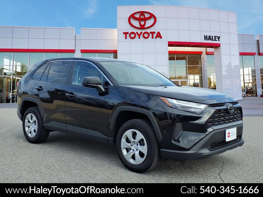 2025 Toyota RAV4 LE's photo