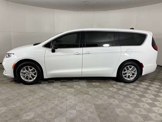 2025 Chrysler Pacifica photo 5