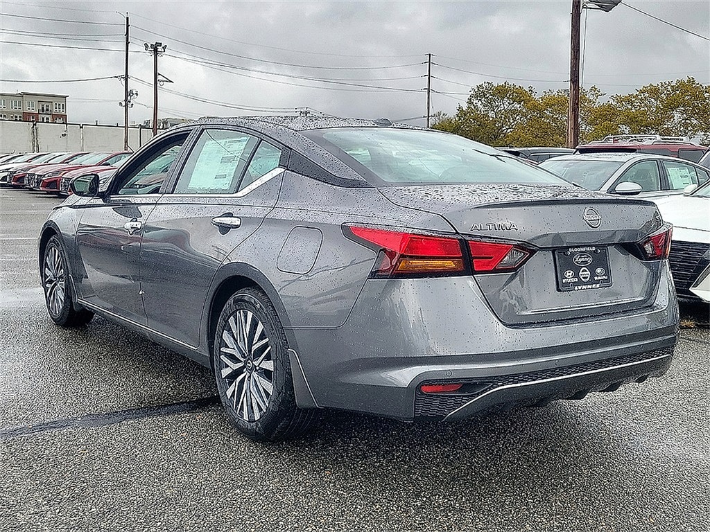 2025 Nissan Altima SV photo 4