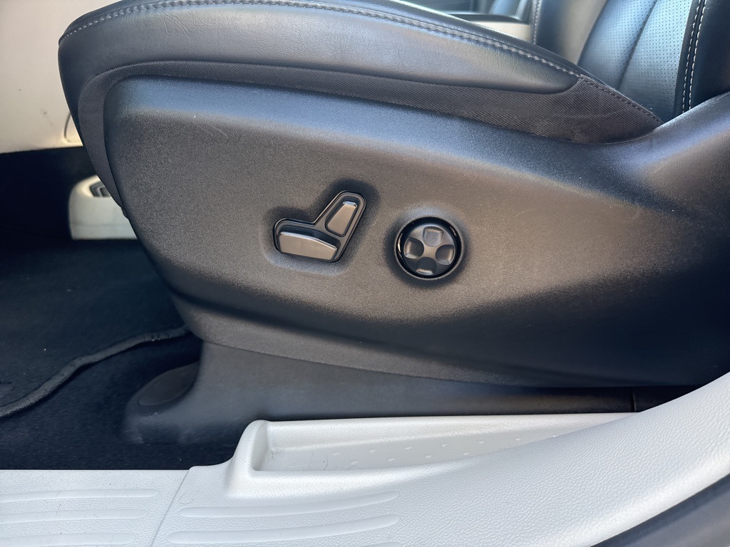 2023 Chrysler Pacifica Touring L photo 16