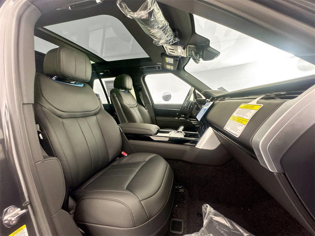 2025 Land Rover Range Rover SE photo 25