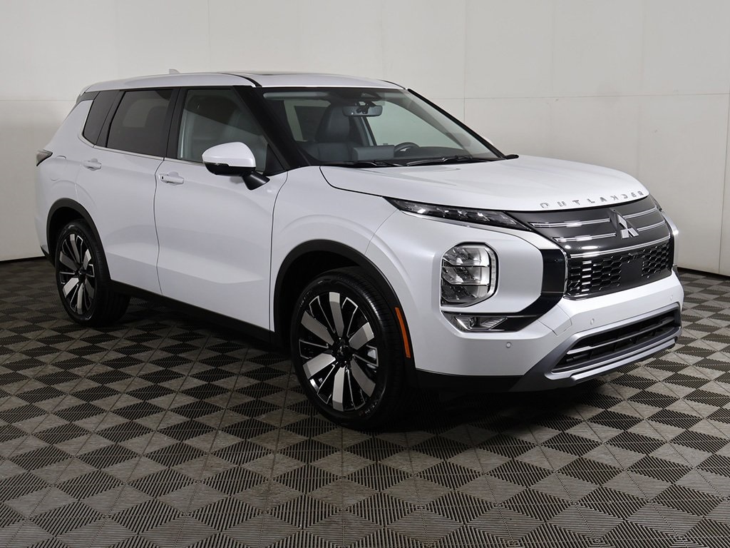 2025 Mitsubishi Outlander SE photo 2