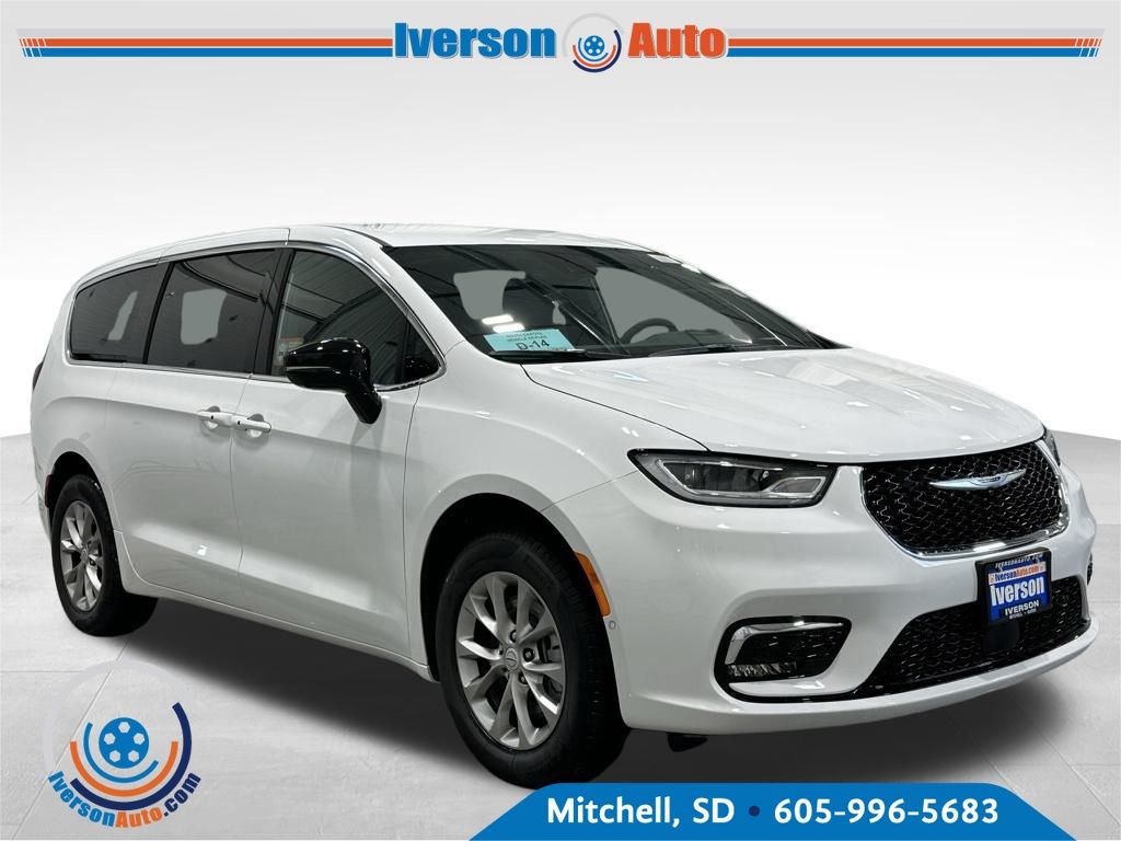 2026 Chrysler Pacifica Select's photo