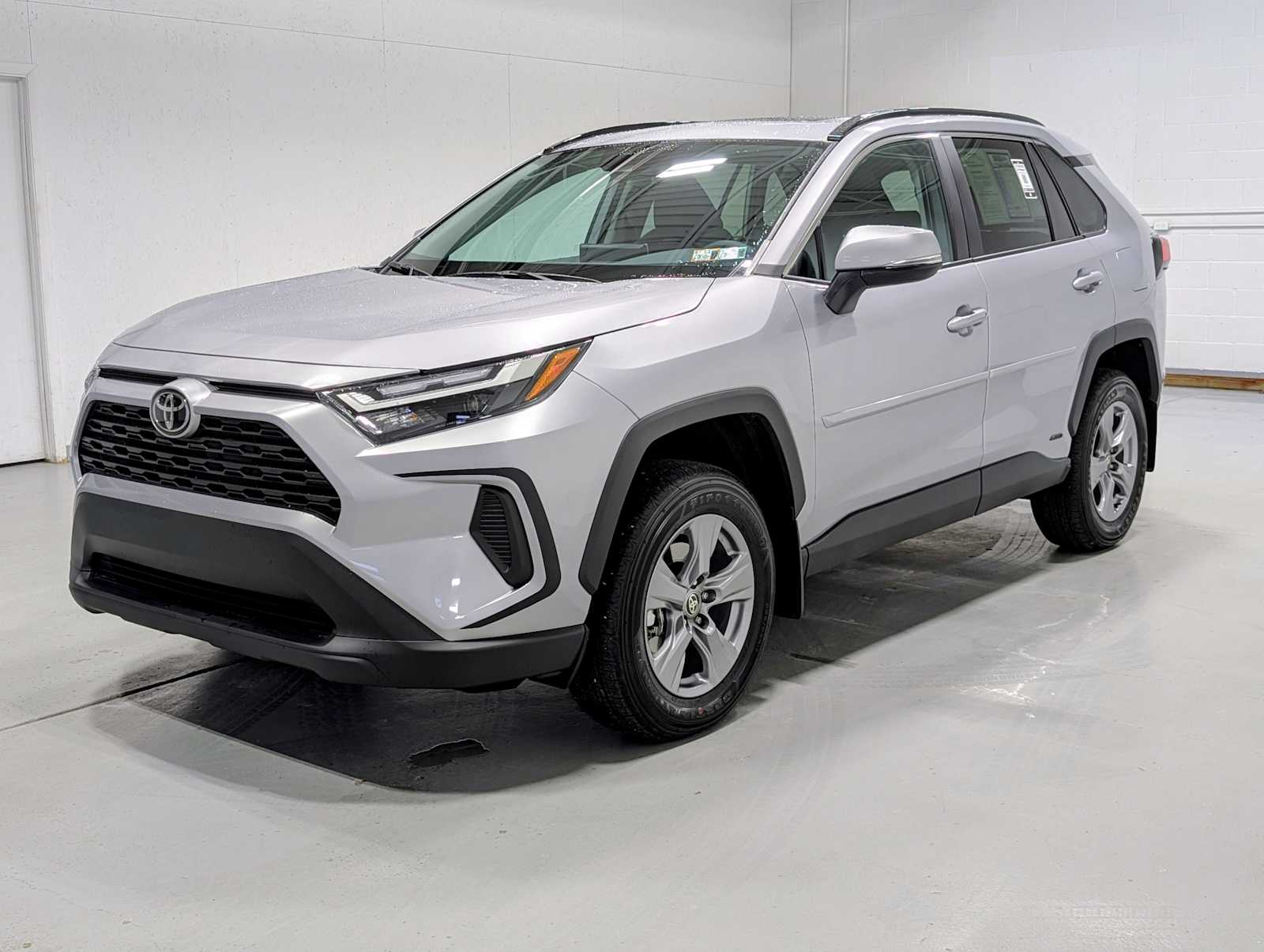 2025 Toyota RAV4 XLE's photo
