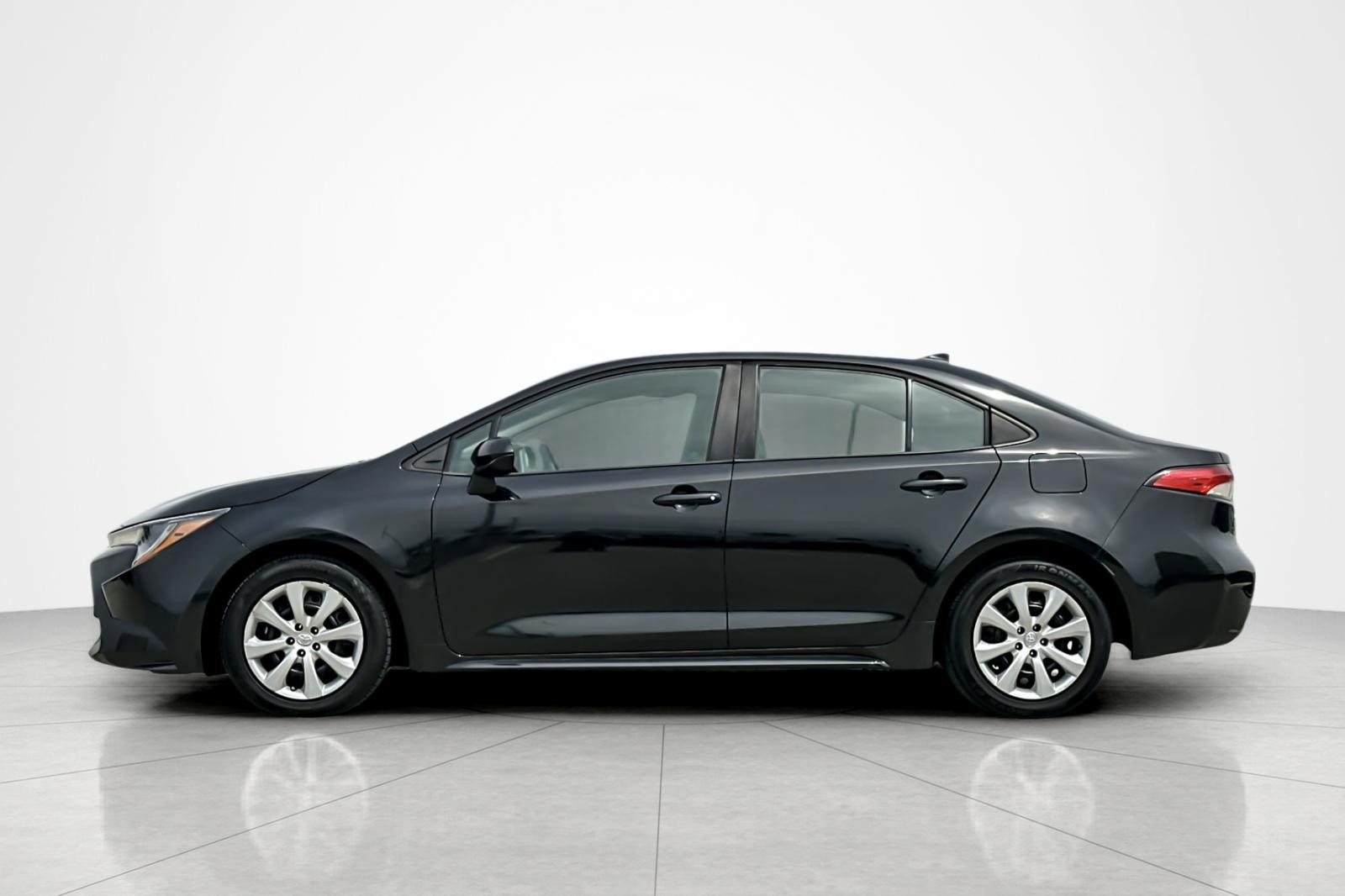 Used 2021 Toyota Corolla LE with VIN 5YFEPMAE3MP209246 for sale in Northfield, Minnesota