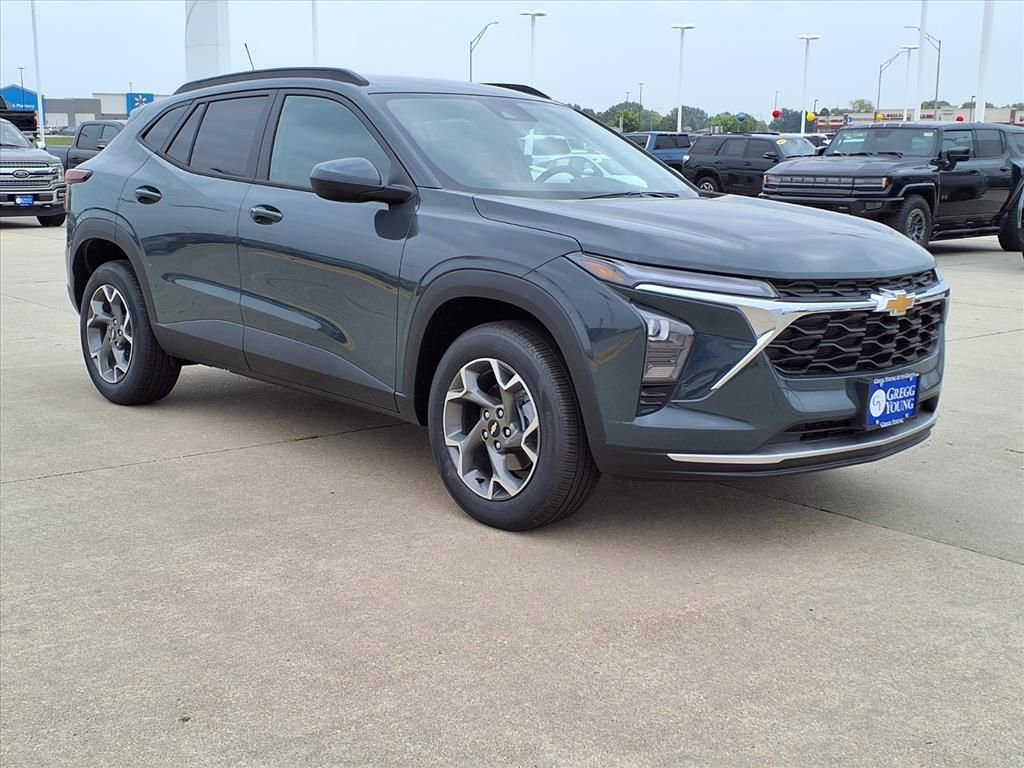 2025 Chevrolet Trax LT photo 2