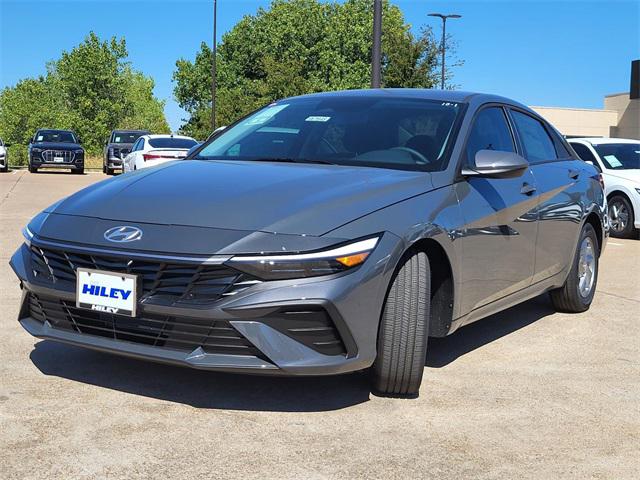 2025 Hyundai Elantra SE photo 2