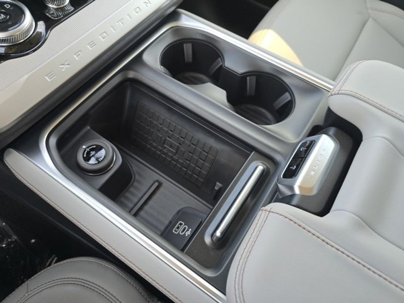 2025 Ford Expedition MAX photo 14