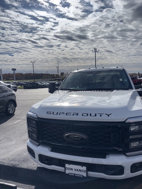 2025 Ford F-350 Lariat photo 2