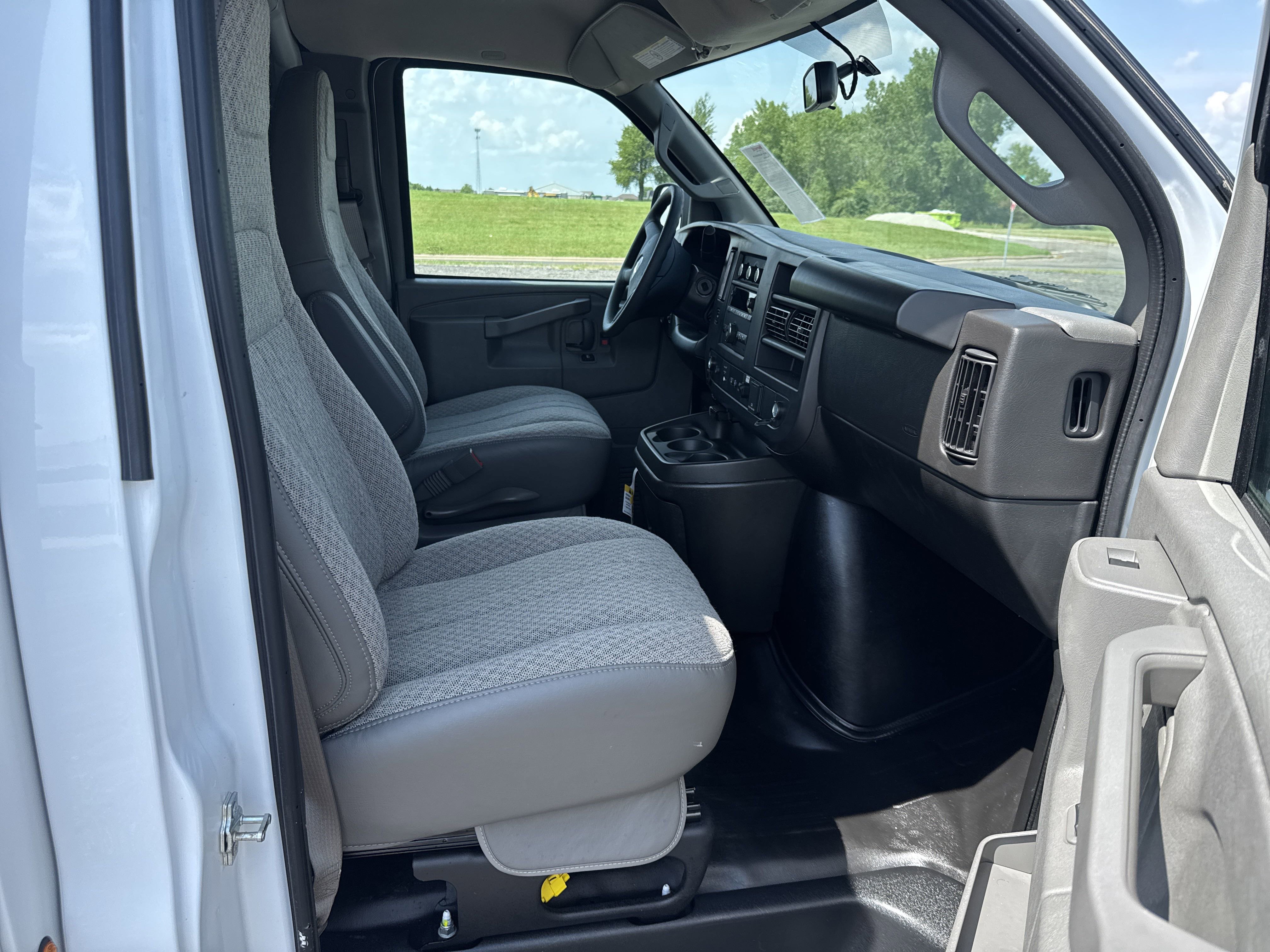 2024 Chevrolet Express Cutaway 3500 photo 3