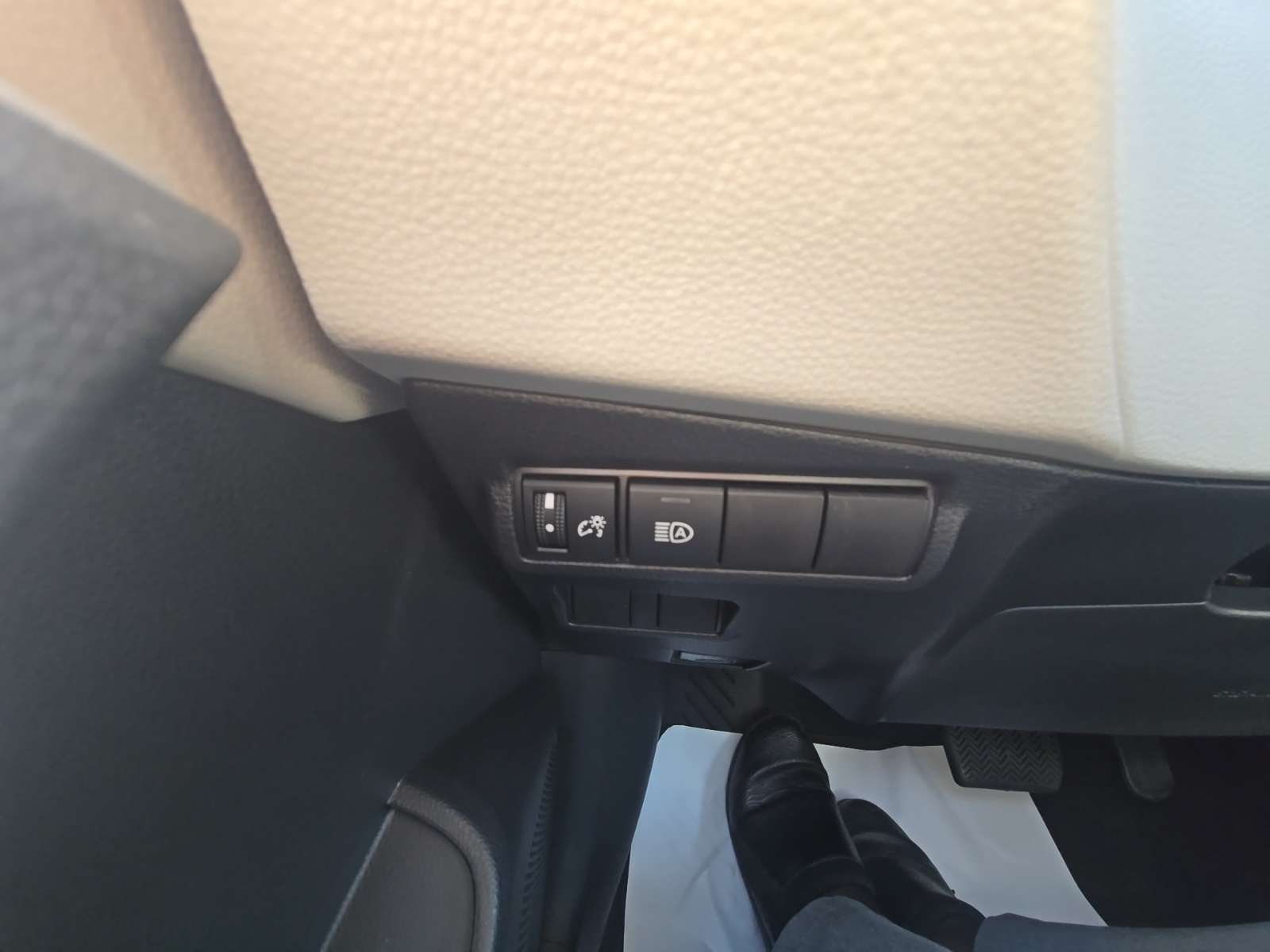 2025 Toyota Corolla Cross LE photo 15