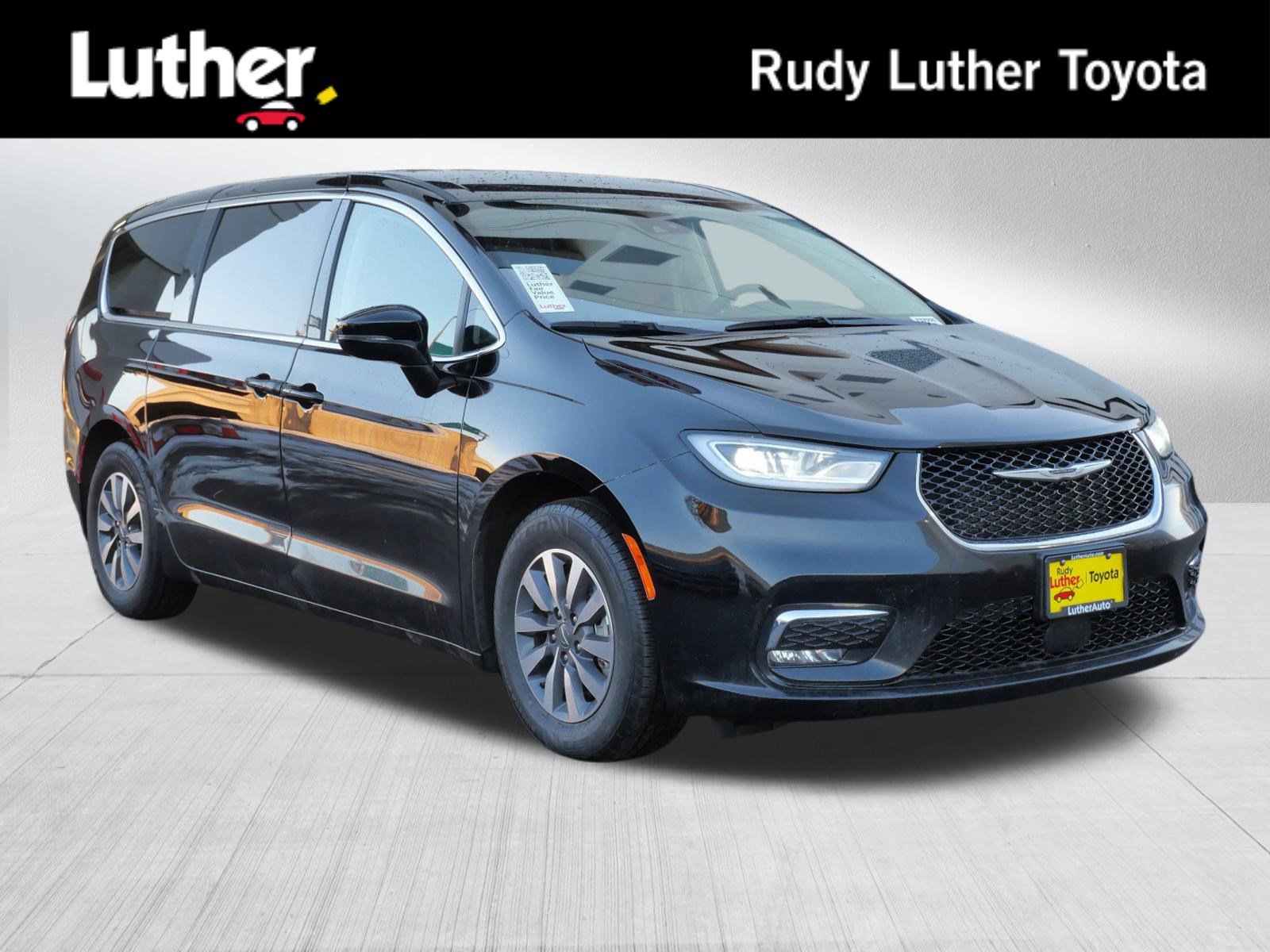 2024 Chrysler Pacifica PHEV Select's photo