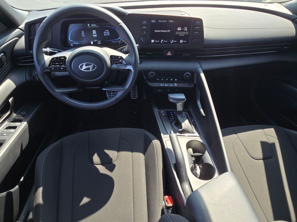 2025 Hyundai Elantra SEL Sport photo 14