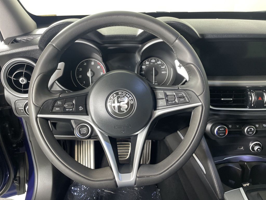 2018 Alfa Romeo Stelvio Base photo 21