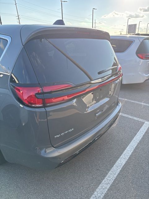 2025 Chrysler Pacifica photo 8
