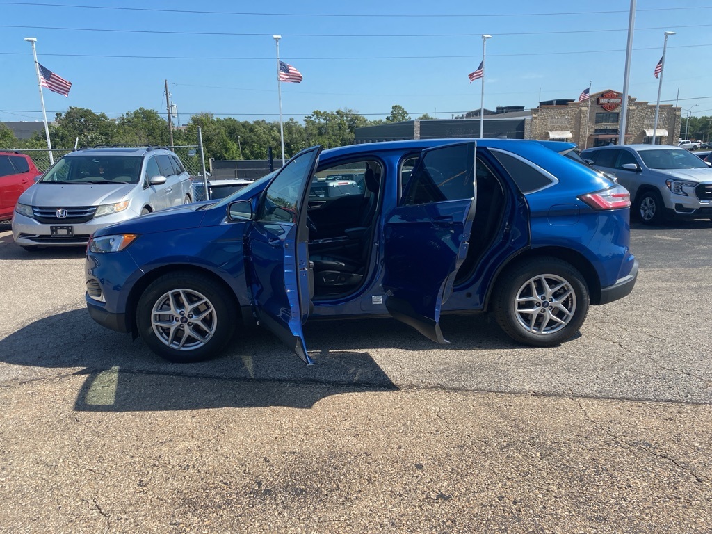 2022 Ford Edge SEL photo 3