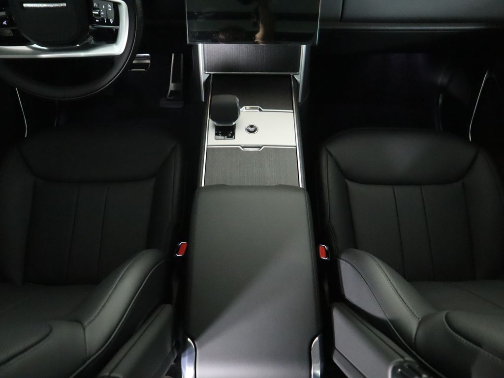2025 Land Rover Range Rover SE photo 16